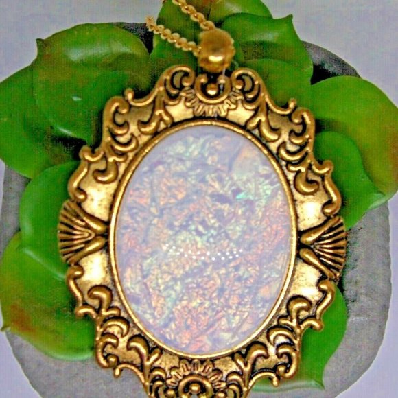 White Opal Aurora Borealis Cameo Necklace Wedding - Picture 1 of 7